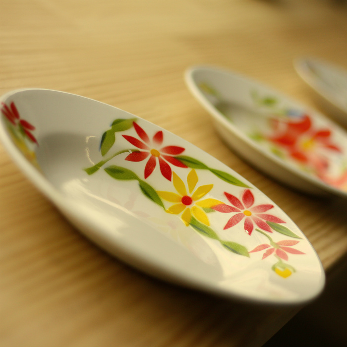 【琺瑯ホーロー】タイ製ホーロー皿 レトロ花柄 白(B/20cm)RABBIT BRAND