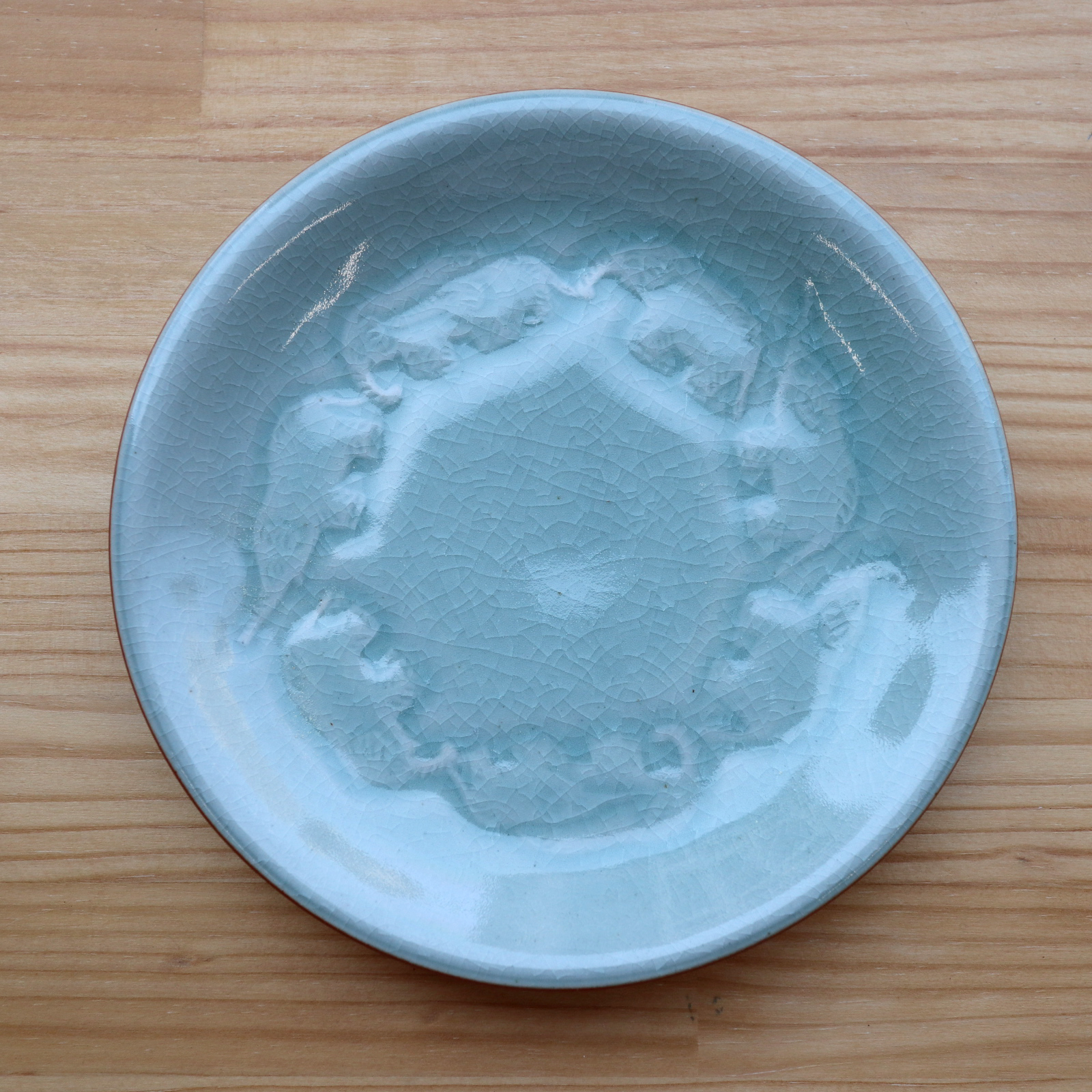 【セラドン焼き】ゾウモチーフの丸皿（17.5cm）