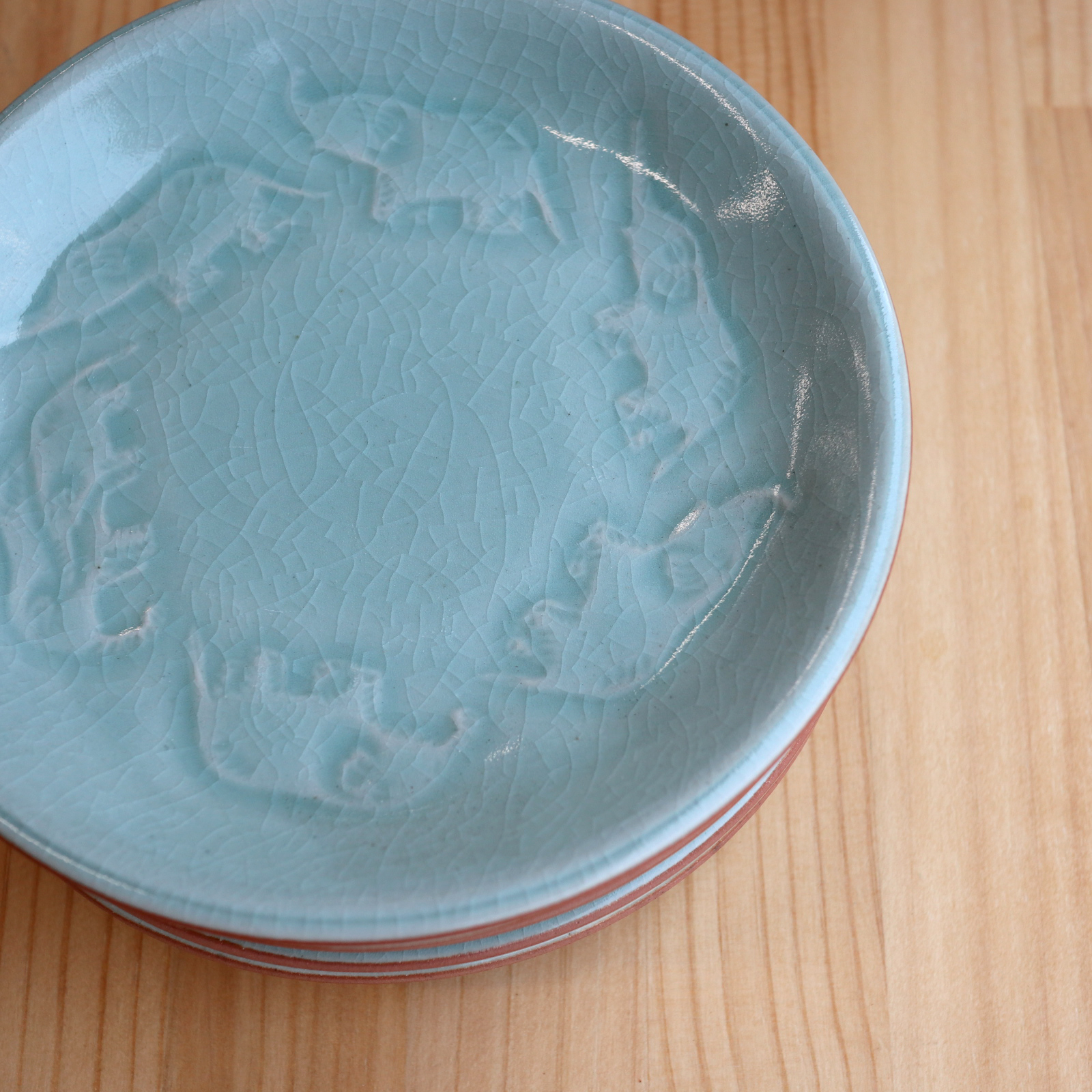 【セラドン焼き】ゾウモチーフの丸皿（20cm）