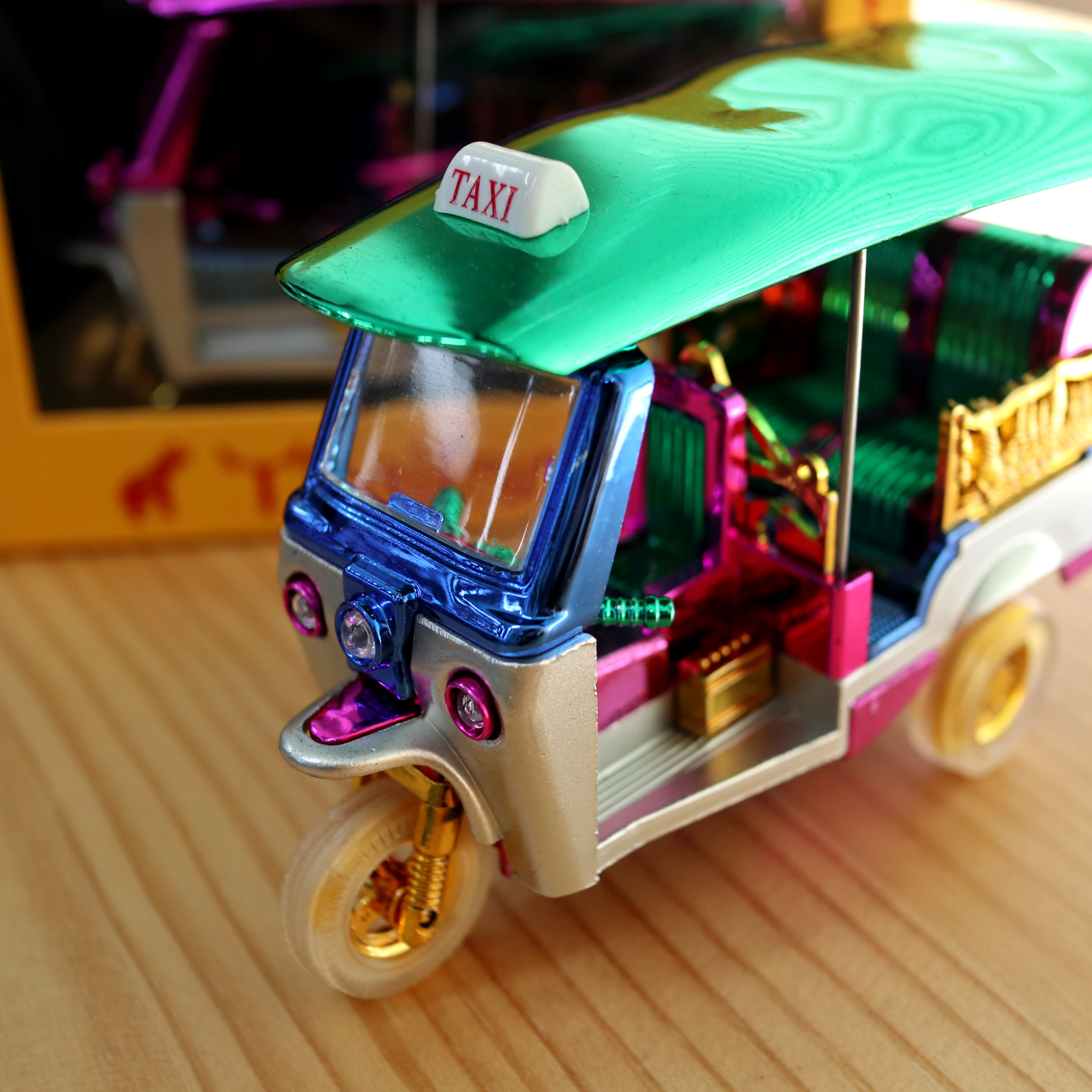 トゥクトゥクの置物（カラフル:大）