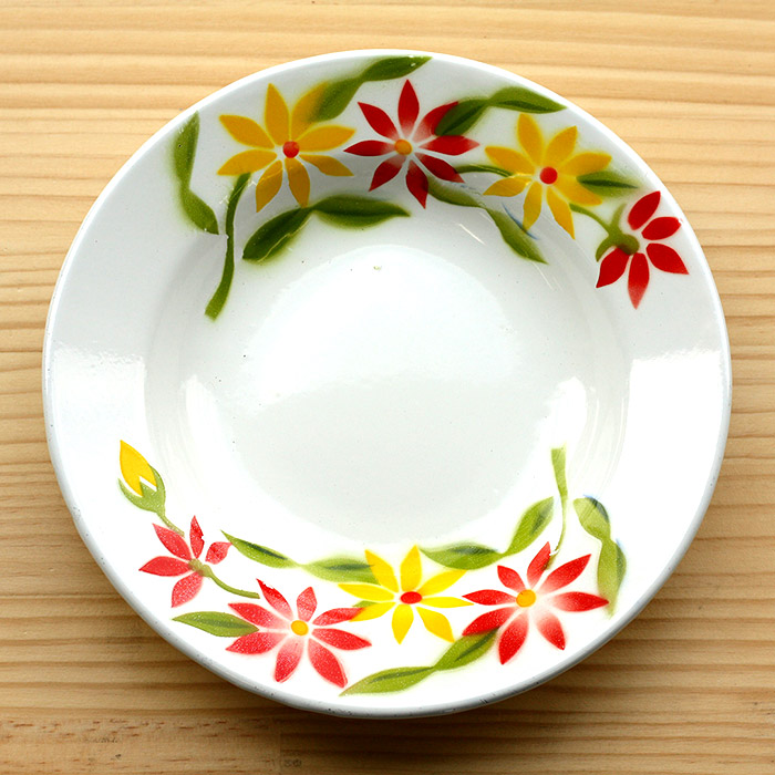 【琺瑯ホーロー】タイ製ホーロー皿　レトロ花柄　白（22.5cm）RABBIT BRAND