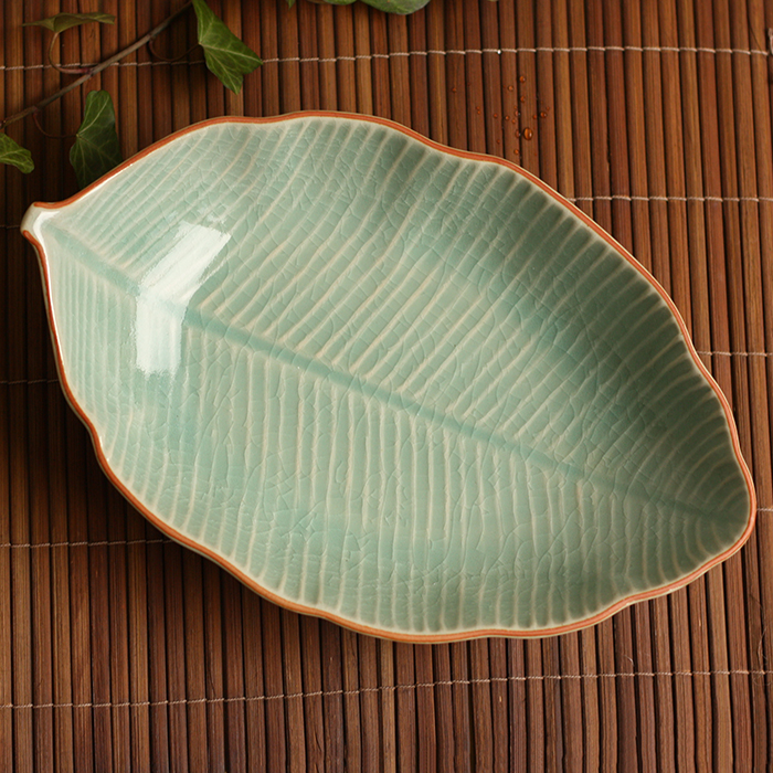 セラドン焼き】バナナリーフのカレー皿（全長29.5cm） / アジアン雑貨 