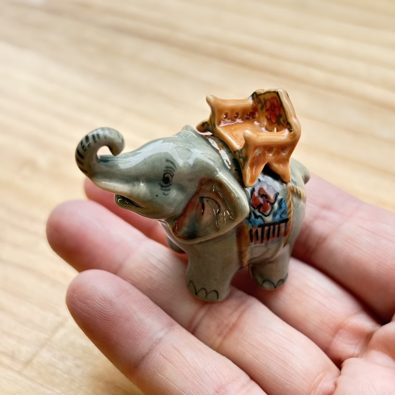 手のひらサイズのゾウの置物　A