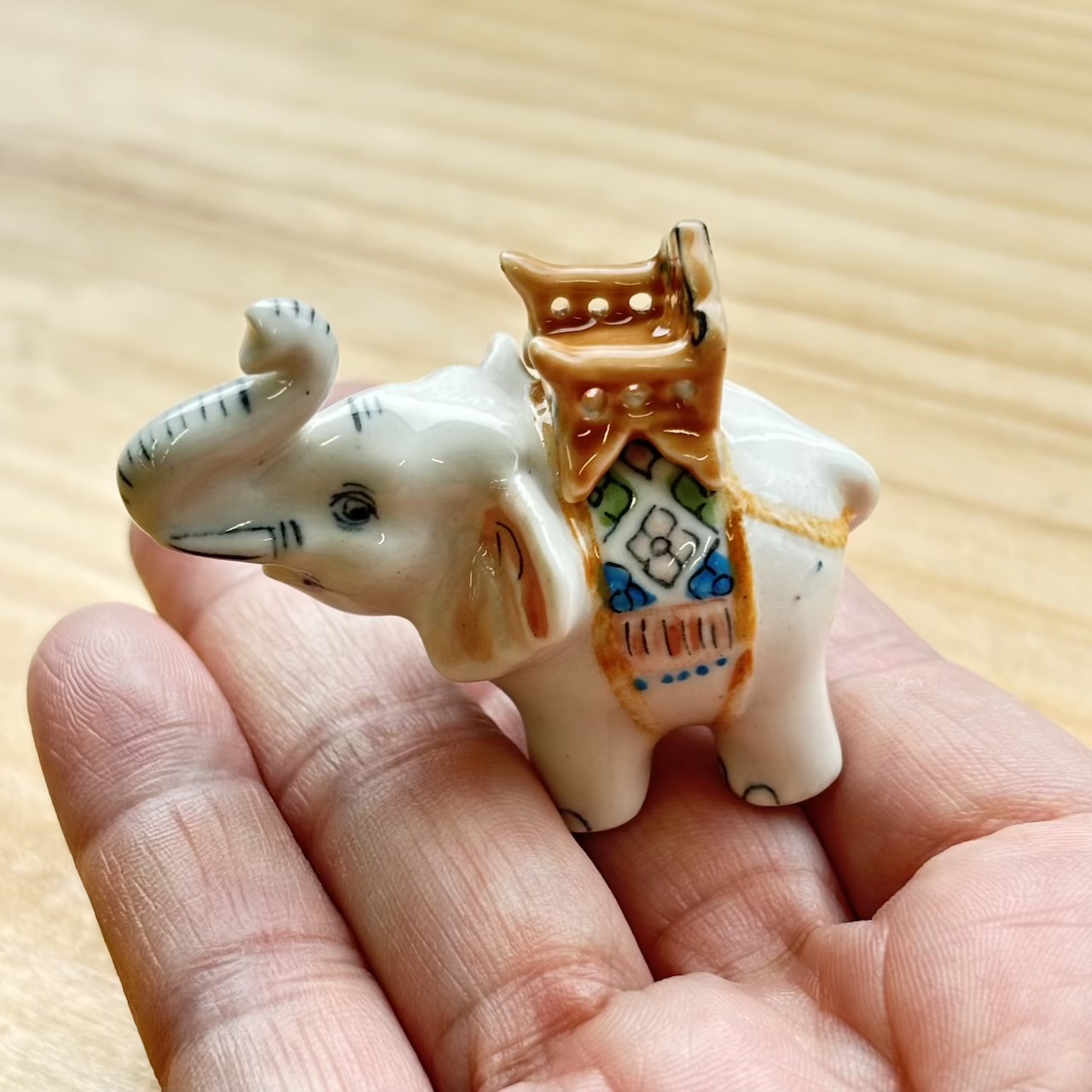 手のひらサイズのゾウの置物　B