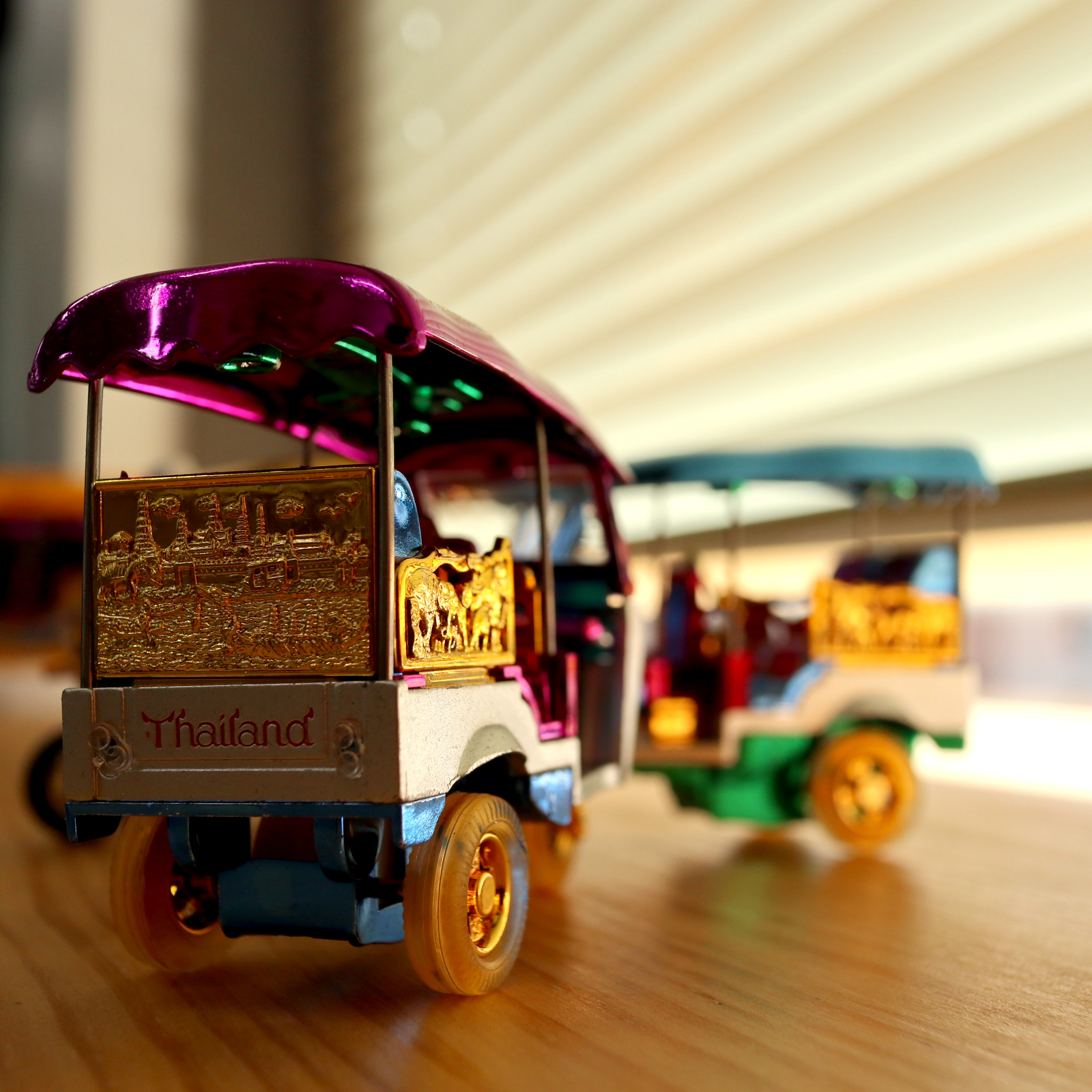 トゥクトゥクの置物（カラフル/中）