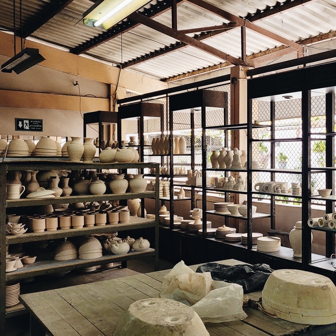 アウトレット】【セラドン焼き】ゾウモチーフの丸皿（20cm