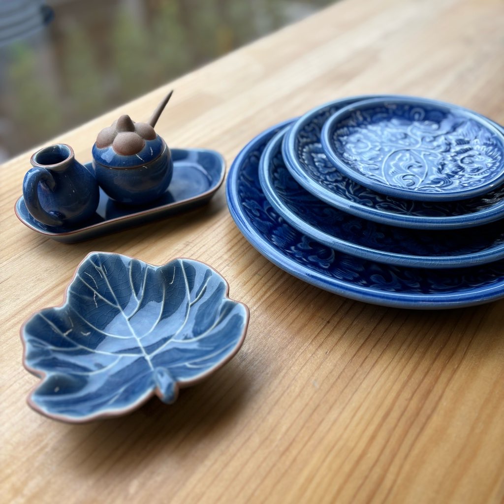 セラドン焼き】丸皿 ブルー（25.5cm） / アジアン雑貨イムスアイ